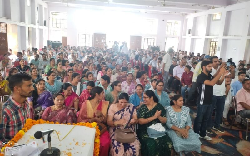 टीएसपी/नॉन टीएसपी से शिक्षकों का समायोजन गृह जिलों में करने की माँग