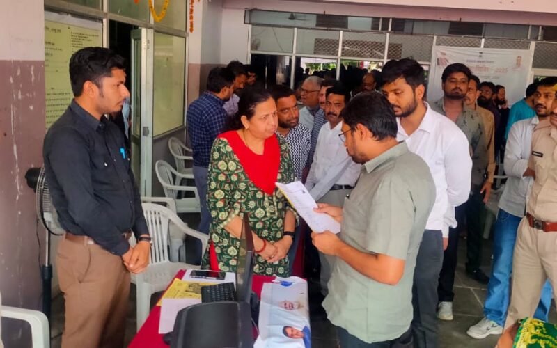 पंजीयन के साथ प्रार्थना पत्रों के निस्तारण पर भी रखें फोकस – जिला कलक्टर