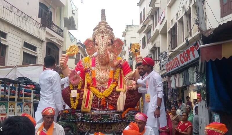 गणपति बप्पा मोरया के जयकारों के साथ भक्ति और आस्था का अद्भुत संगम