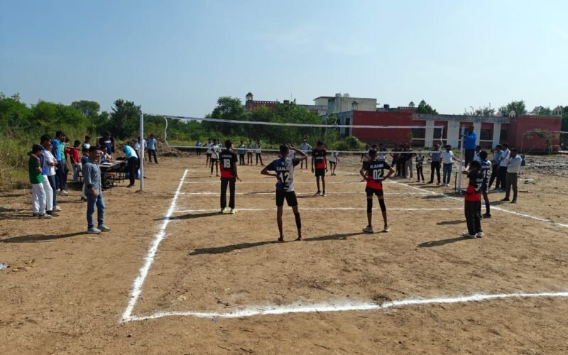 जिला स्तरीय वॉलीबाल छात्र 17 वर्ष वर्ग वॉलीबाल में खेरोदा ने लहराया परचम, दोनों टीमें फाइनल में