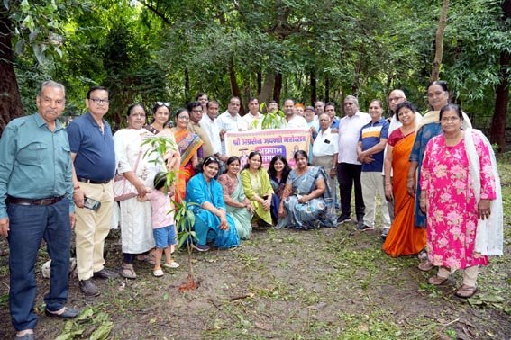 अग्रसेन जयंती के उपलक्ष में गुलाबबाग में किया वृ़क्षारोपण, पर्यावरण संरक्षण का संकल्प लिया
