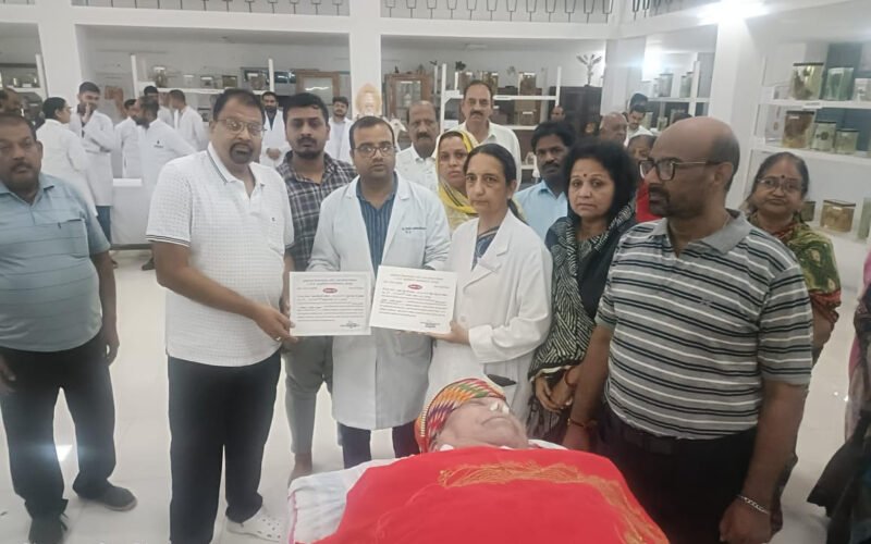 देहदान से अमर हुए प्रताप सिंह तलेसरा, आरएनटी मेडिकल कॉलेज को समर्पित की पार्थिव देह
