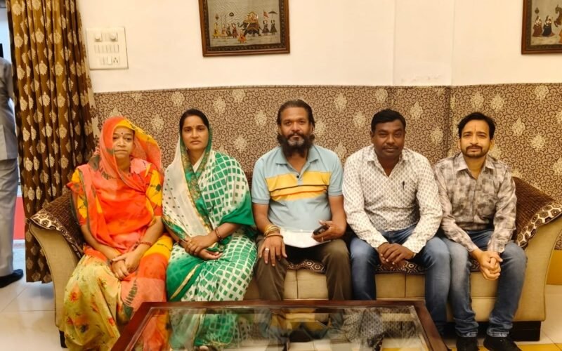 राज्यपाल बागड़े से किरण व बेबी ने लगाई न्याय की गुहार