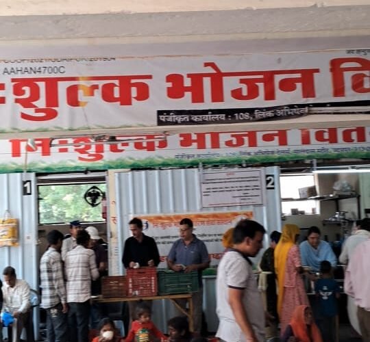 1001 परिवारांें को निःशुल्क कराया भोजन