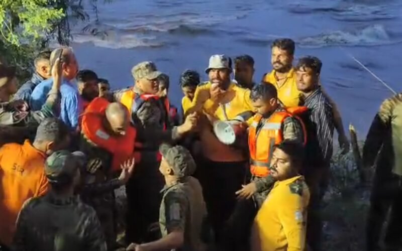 आयड़ नदी के बीच फसे युवक को सफलतापूर्वक बचाया
