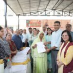 बुजुर्ग महिला का घर बैठे पेंशन सत्यापन, 30 साल के इंतजार के बाद शुद्धिकरण