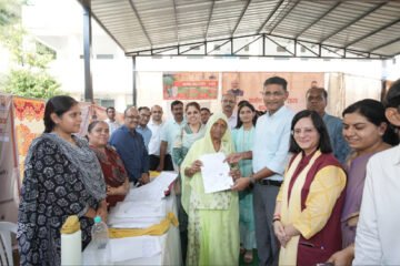 बुजुर्ग महिला का घर बैठे पेंशन सत्यापन, 30 साल के इंतजार के बाद शुद्धिकरण
