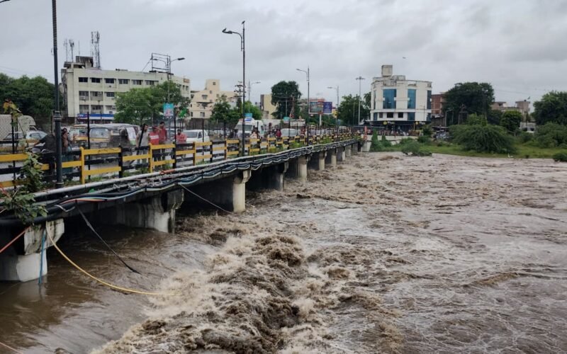 झमाझम बारिश से उदयपुर में जनजीवन अस्त-व्यस्त