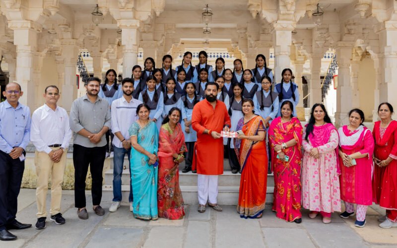 बालिका शिक्षा को बढ़ावा: डॉ. लक्ष्यराज सिंह मेवाड़ ने निभाई मेवाड़ी परम्परा