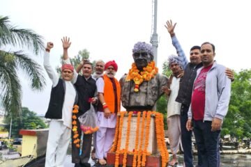 सरदार पटेल जयंती पर उदयपुर में माल्यार्पण, विधायक ने पहनाया साफा