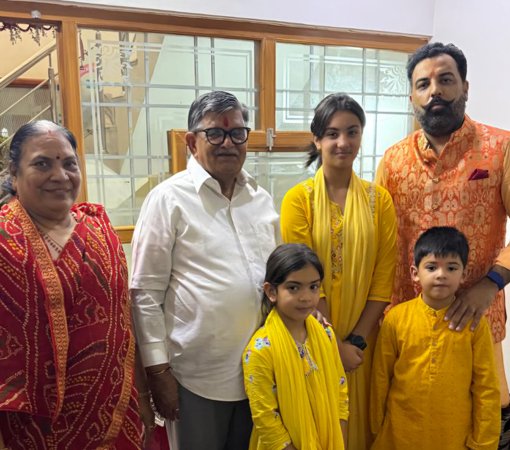 डॉ. लक्ष्यराज सिंह मेवाड़ ने सपरिवार राज्यपाल कटारिया से मुलाकात की, पारस्परिक पारिवारिक संबंधों पर चर्चा की