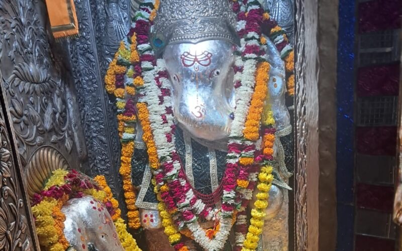 बोहरा गणेशजी को साहित्य भेंट कर संपर्क अभियान का शुभारंभ