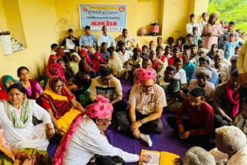 राजसमंद : केंद्रीय जनजातीय कार्य मंत्रालय के संयुक्त सचिव पांडे ग्राम उषाण में जनजाति समुदाय से हुए रूबरू, जानी समस्याएं, धरती आबा जनजातीय ग्राम उत्कर्ष अभियान पर भी हुई चर्चा