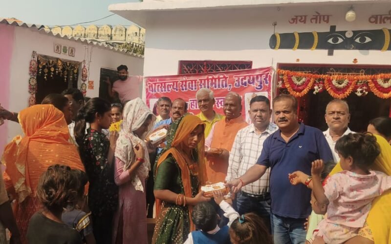 वात्सल्य सेवा समिति द्वारा मिठाई वितरण