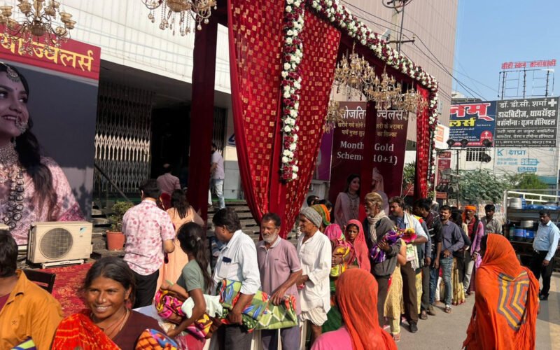 सोजतिया ज्वैलर्स ने दिया वंचित वर्ग को भी दीपावली पर्व खुशियां मनानें का मौका