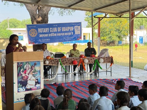 साक्षरता  अभियान के अंतर्गत स्टेशनरी,मिठाई व प्रसाधन सामग्री वितरित