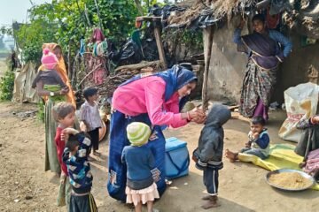 प्रतापगढ़ : पल्स पोलियो की दूसरे दिन घर घर पहुंची टीम, बच्चों को पिलाई खुराक