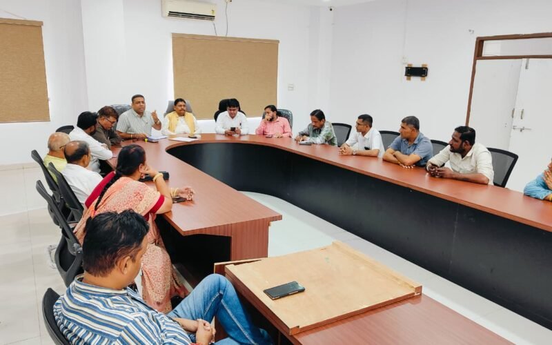 डूंगरपुर शहर में विशेष गहन पुनरीक्षण कार्यक्रम को लेकर सभी राजनीतिक दलों के पार्षदों के साथ बैठक आयोजित