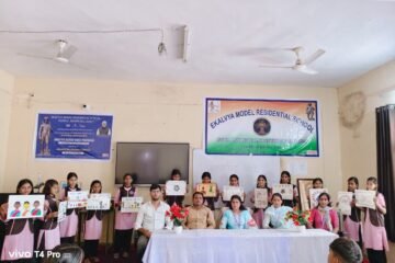 विद्यार्थियों ने चित्रों में सजाई जनजातीय संस्कृति की झलक