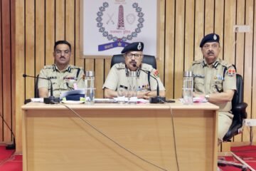 डीजीपी श्री राजीव कुमार शर्मा ने पुलिसकर्मियों के अनुशासन, प्रशिक्षण और कल्याण को केंद्रित करते हुए सभी जिलों के संचित निरीक्षकों और लाइन ऑफिसरों की ली विशेष बैठक