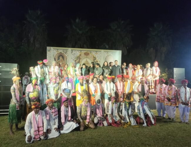 लोक कलाकारों की प्रस्तुतियों ने बांधा समां