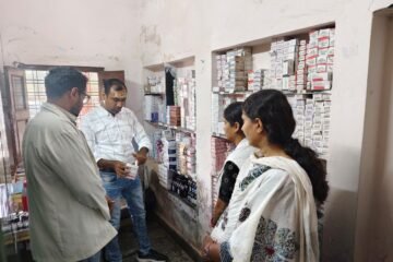 भीलवाड़ा : सीएमएचओ डॉ. रामकेश गुर्जर ने संज्ञान लेकर किया चिकित्सा संस्थानों का निरीक्षण, सुधार हेतु आवश्यक कार्यवाही के दिए निर्देश
