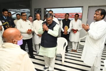 पंजाब राज्यपाल गुलाबचंद कटारिया ने लिया आचार्य महाश्रमण का आशीर्वाद