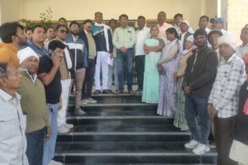 ब्लॉक कांग्रेस ने किसानों को खाद्य उर्वरक उपलब्ध कराने के लिए मुख्य मंत्री के नाम उपखण्ड अधिकारी को दिया ज्ञापन