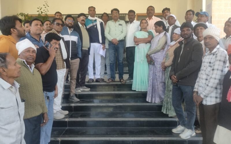 ब्लॉक कांग्रेस ने किसानों को खाद्य उर्वरक उपलब्ध कराने के लिए मुख्य मंत्री के नाम उपखण्ड अधिकारी को दिया ज्ञापन