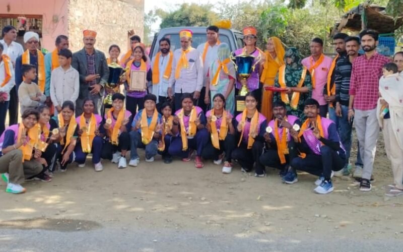 माणस झाड़ोल में आदि गौरव खेल रत्न से सम्मानित स्थानीय खिलाड़ी मीरा दौजा एवं फेडरेशन कप विजेता खिलाड़ियों का अभिनंदन