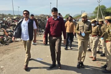 जिला कलक्टर एवं निगम आयुक्त ने किया डंपिंग यार्ड का निरीक्षण