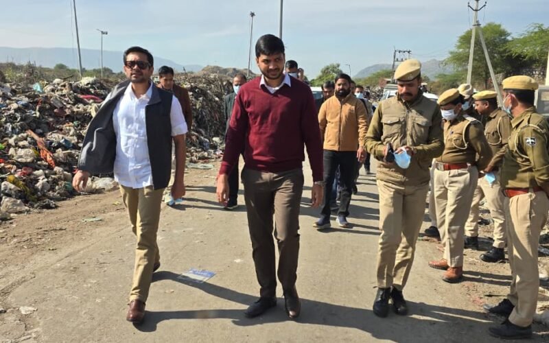 जिला कलक्टर एवं निगम आयुक्त ने किया डंपिंग यार्ड का निरीक्षण