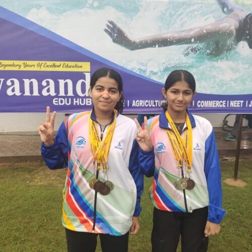 उदयपुर की संध्या एवं यश्वी राष्ट्रीय तैराकी प्रतियोगिता हेतु दिल्ली रवाना