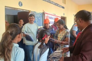 सक्सेना कायस्थ मतिमान सभा समिति द्वारा राजकीय विद्यालय में 135 स्वेटरों का वितरण