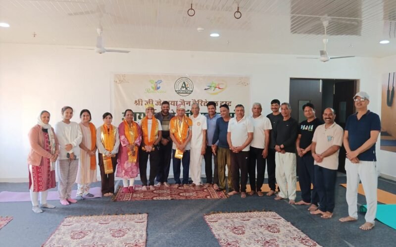 आयुर्नेचुरो हॉस्पिटल देबारी में योग का अभ्यास करवाया