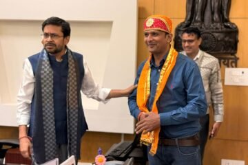 रावल तहसीलदार पद पर पदोन्नत, जिला कलक्टर ने किया सम्मान