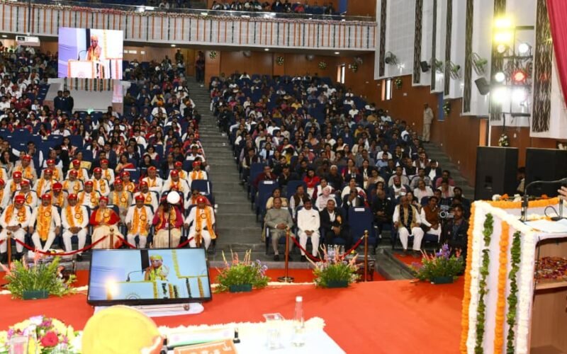 “विद्यार्थी सदा सत्य, धर्म और मानवता के मार्ग पर चले, शिक्षा से ही गरीबी का अंत संभव” – राज्यपाल श्री हरिभाऊ बागड़े