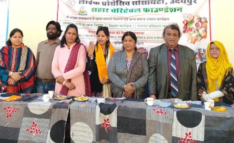 महात्मा गांधी विद्यालय में जूते ,मोजे, टाई, बेल्ट और कपड़े वितरीत