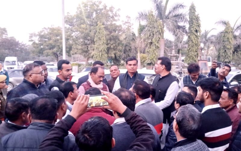 सांसद डॉ रावत ने किया राणा प्रताप नगर रेलवे स्टेशन का निरीक्षण, महाराणा प्रताप की मूर्ति स्थापित करने को कहा