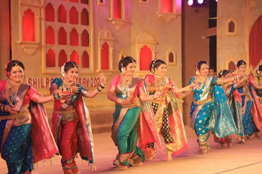 राठवा डांस देख रोमांचित हुए दर्शक… लावणी और तलवार रास ने रिझाया