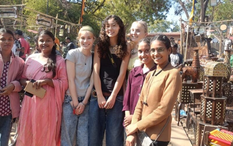 विदेशी सैलानी शिल्पग्राम उत्सव देख हुए अभिभूत