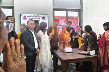 जिला महिला प्रकोष्ठ द्वारा तारा संस्थान में वृद्धजनों के साथ मनाया जन्मदिन