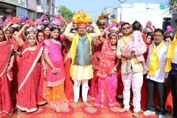 आरके पुरम में कलश यात्रा के साथ 7 दिवसीय भागवत कथा अमृत महोत्सव का शुभारंभ