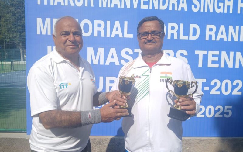 डाॅ.दीपांकर चक्रवर्ती ने टेनिस के दोहरे खिताब जीते