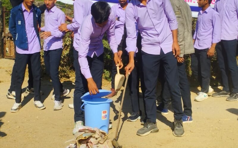 सफाई अभियान में ग्रामीणों को दी स्वच्छता की जानकारी