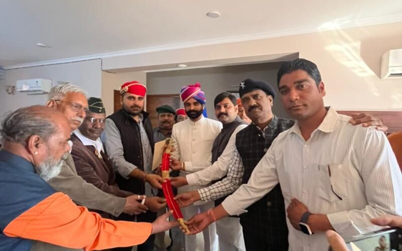 विधायक रविंद्र सिंह भाटी का अभिनंदन, कैलेंडर जारी और सामूहिक विवाह का न्योता