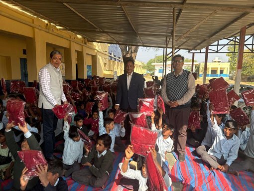 सर्दी से बचाव हेतु 200 स्कूली बच्चों को स्वेटर वितरीत