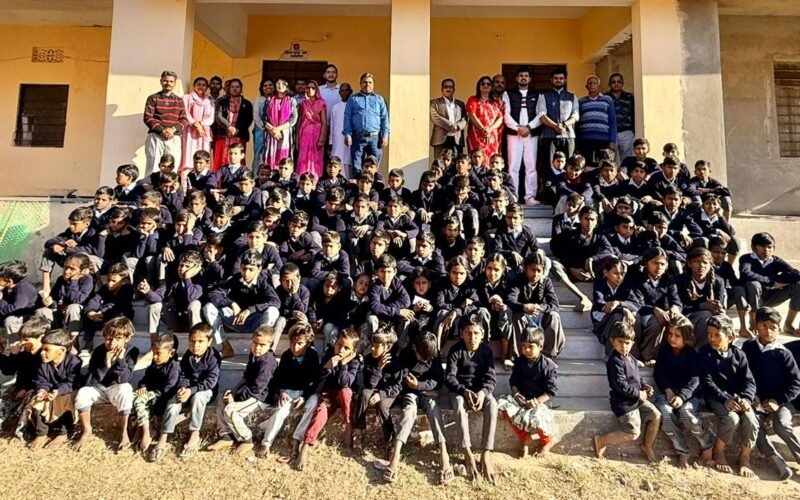 111 विद्यार्थियों को स्वेटर वितरित एवं सत्संग कार्यक्रम का आयोजन