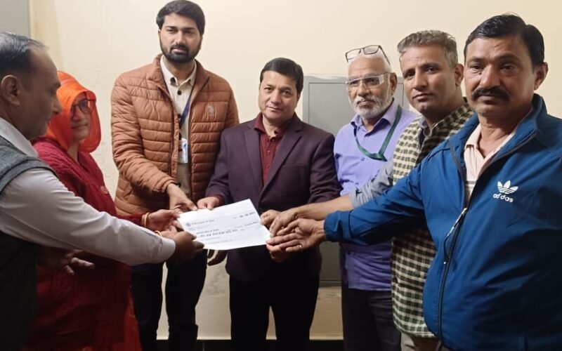 राजसमंद : मृतक संविदा कार्मिक के आश्रित को विभागीय कर्मचारीयों द्वारा एकत्र सहायता राशि सौंपी