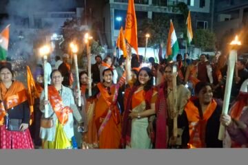 विशाल तिरंगा जागरण रैली में उमड़ा जनसैलाब विराट हिन्दू सम्मेलन के पोस्टर का हुआ विमोचन